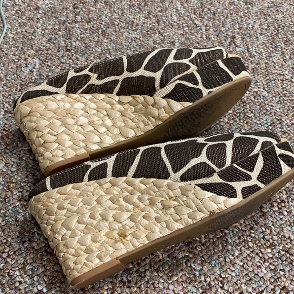 Chinese Laundry open toe giraffe pattern Heel slip ons. 7.5 4”heel - Picture 2 of 10